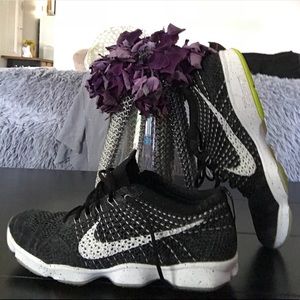 Black and white Zoom Nike 7.5 woman’s